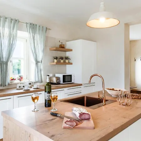 Ernesta - Roj463 By Interhome * Zminj